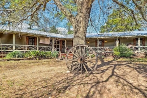 Spacious La Grange Cabin w/ Lake Siesta Views!